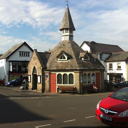 Готель The Three Crowns Чаґфорд Екстер'єр фото The Market Cross