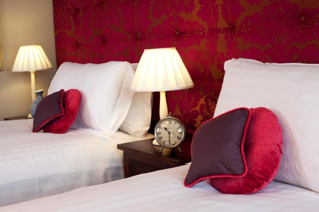 Готель The Three Crowns Чаґфорд Номер фото A bedroom at the hotel