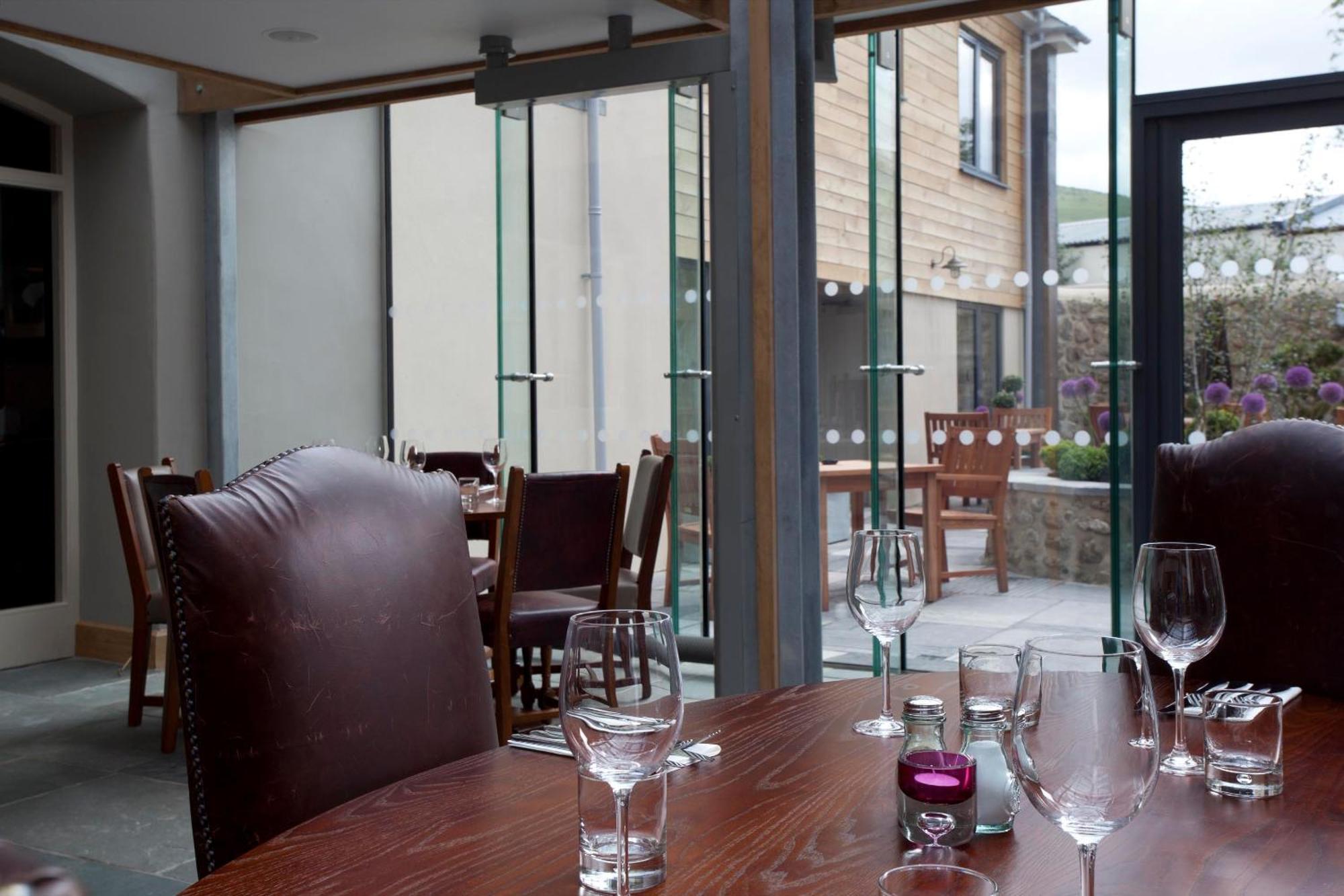 Готель The Three Crowns Чаґфорд Екстер'єр фото The restaurant at The River Cottage