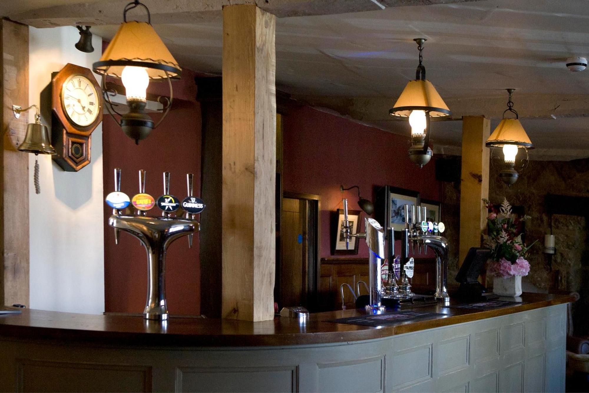 Готель The Three Crowns Чаґфорд Екстер'єр фото The bar at The Old Mill