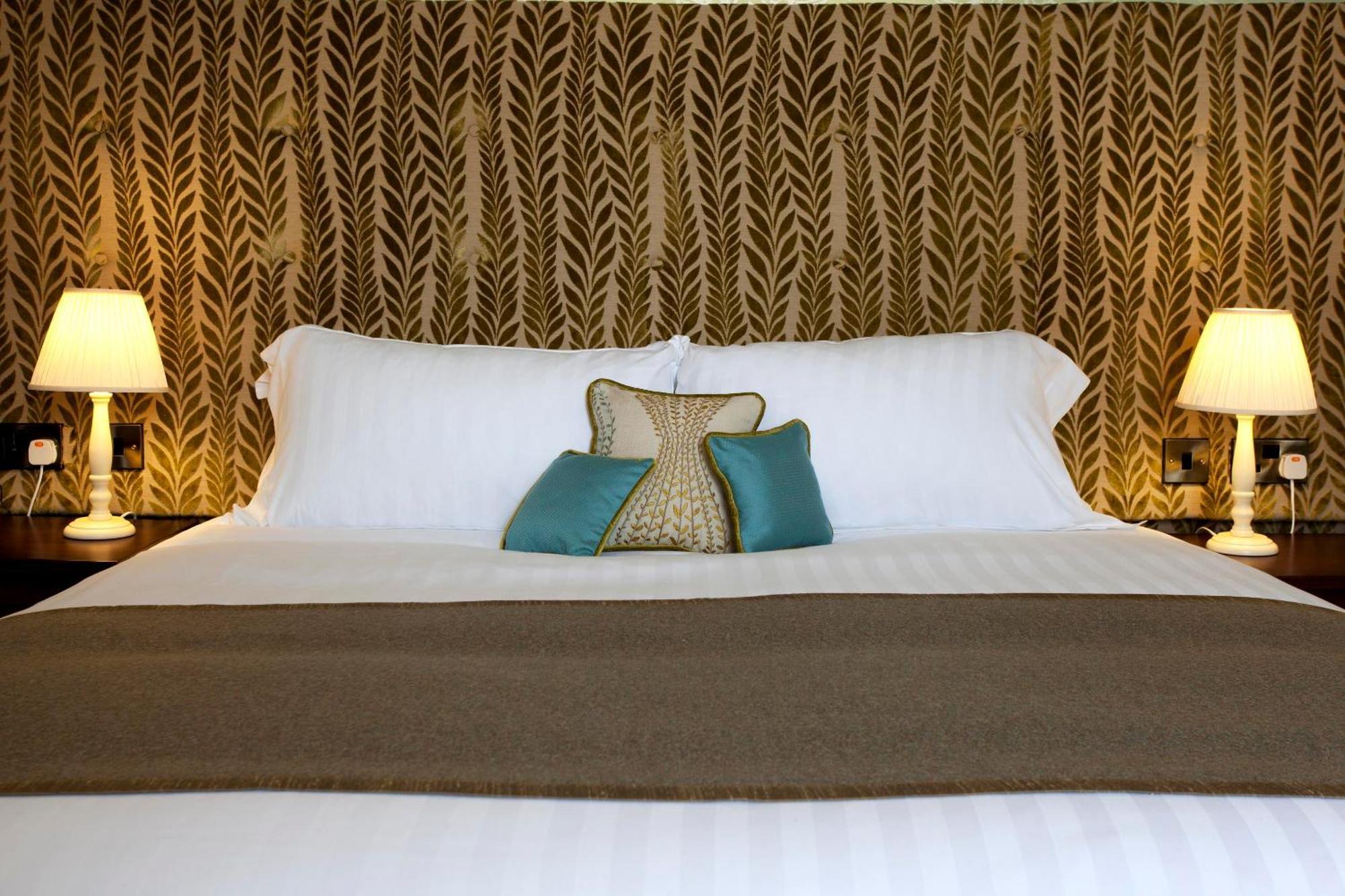Готель The Three Crowns Чаґфорд Екстер'єр фото A bed with a headboard