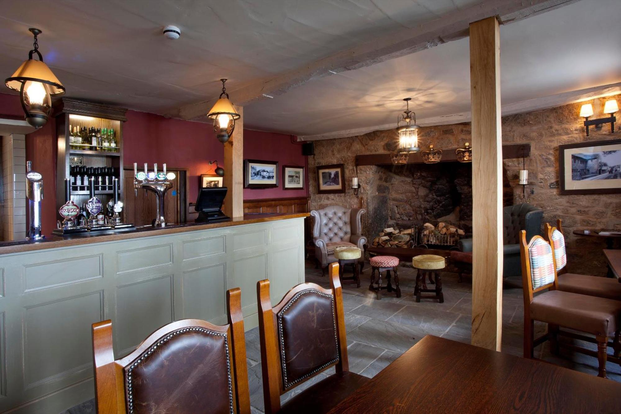 Готель The Three Crowns Чаґфорд Екстер'єр фото The interior of the pub