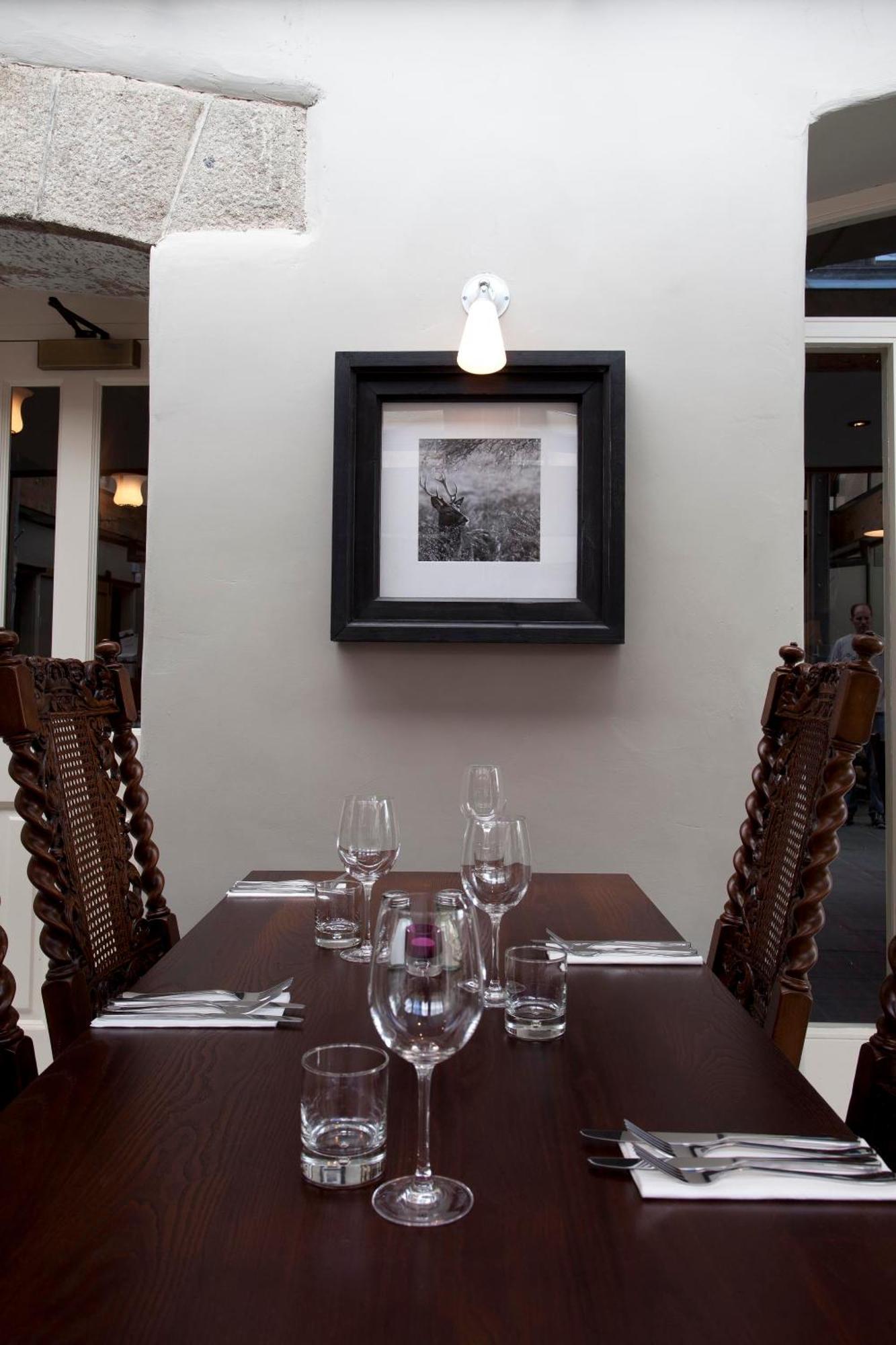 Готель The Three Crowns Чаґфорд Екстер'єр фото Interior of the restaurant