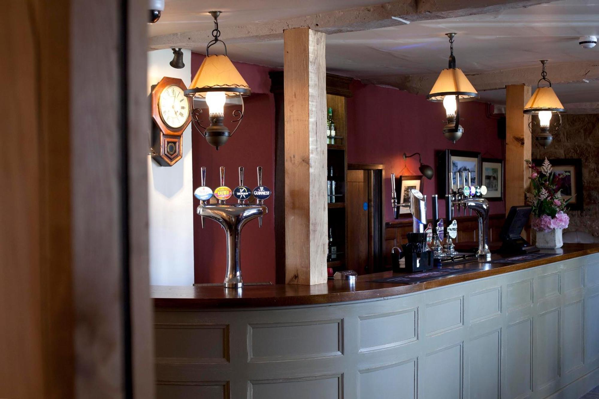 Готель The Three Crowns Чаґфорд Екстер'єр фото The bar at The Old Red Lion