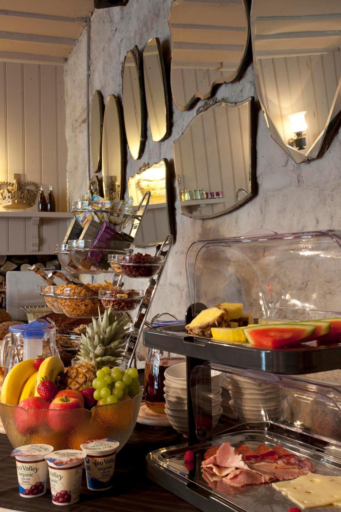 Готель The Three Crowns Чаґфорд Екстер'єр фото A buffet at a hotel
