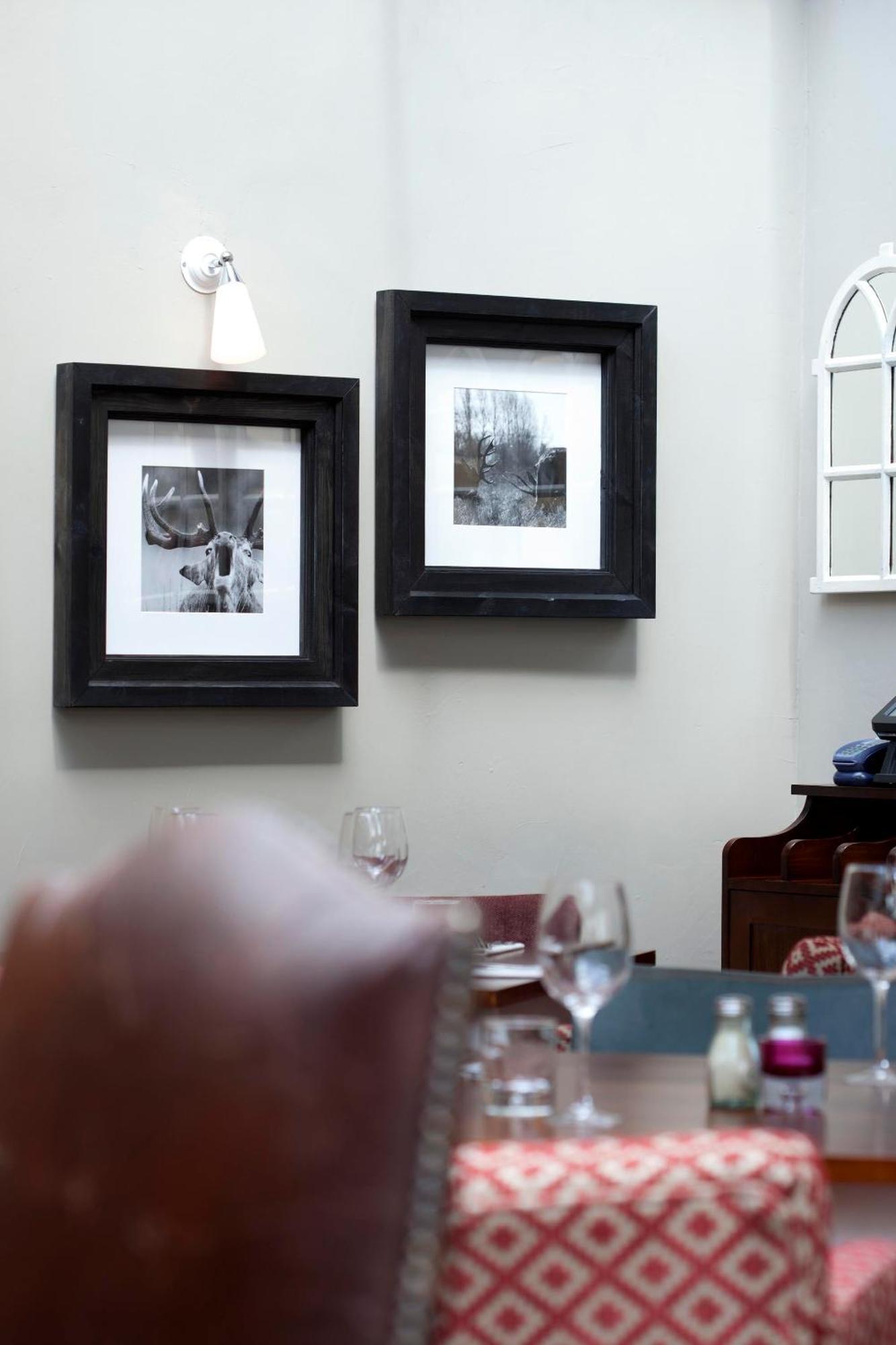 Готель The Three Crowns Чаґфорд Екстер'єр фото Framed photographs
