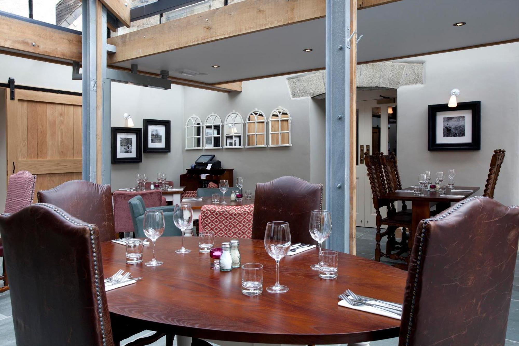 Готель The Three Crowns Чаґфорд Екстер'єр фото The restaurant at The Swan