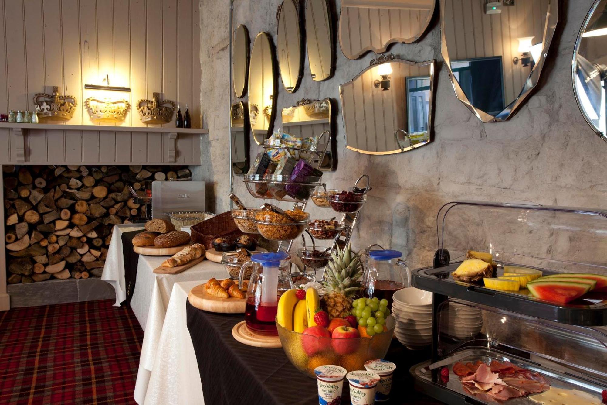 Готель The Three Crowns Чаґфорд Екстер'єр фото Breakfast buffet at the hotel
