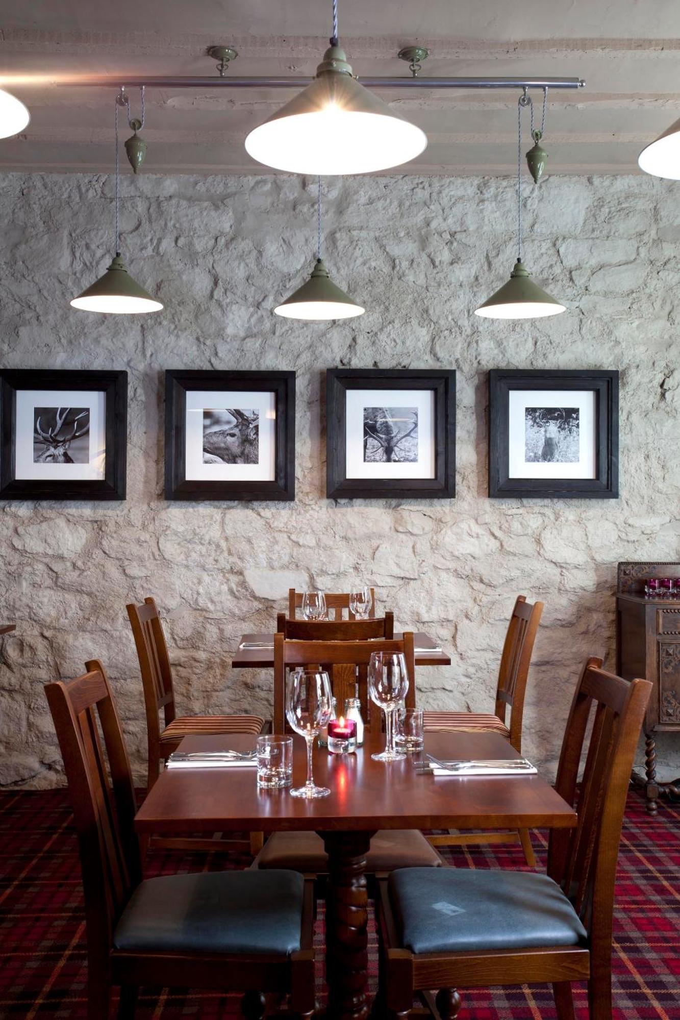 Готель The Three Crowns Чаґфорд Екстер'єр фото Interior of the restaurant