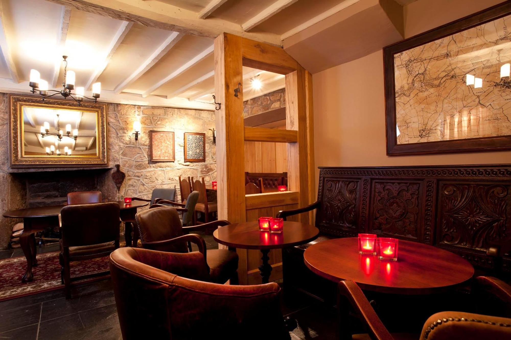 Готель The Three Crowns Чаґфорд Екстер'єр фото The interior of the pub