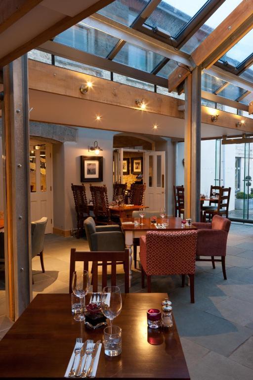 Готель The Three Crowns Чаґфорд Екстер'єр фото The restaurant at the River Lee House