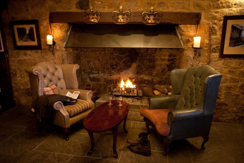Готель The Three Crowns Чаґфорд Екстер'єр фото The fireplace in the bar