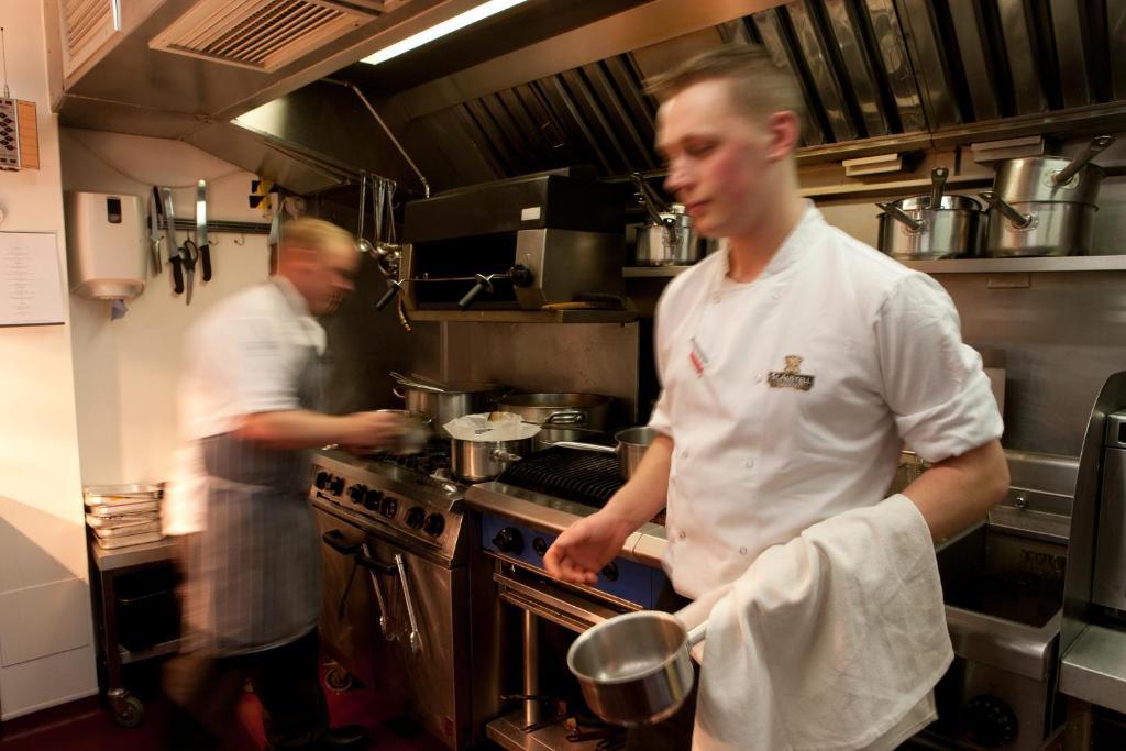 Готель The Three Crowns Чаґфорд Екстер'єр фото A sous chef in a restaurant kitchen