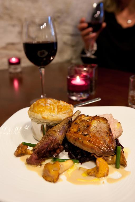 Готель The Three Crowns Чаґфорд Екстер'єр фото A chicken and bacon pie with a glass of red wine