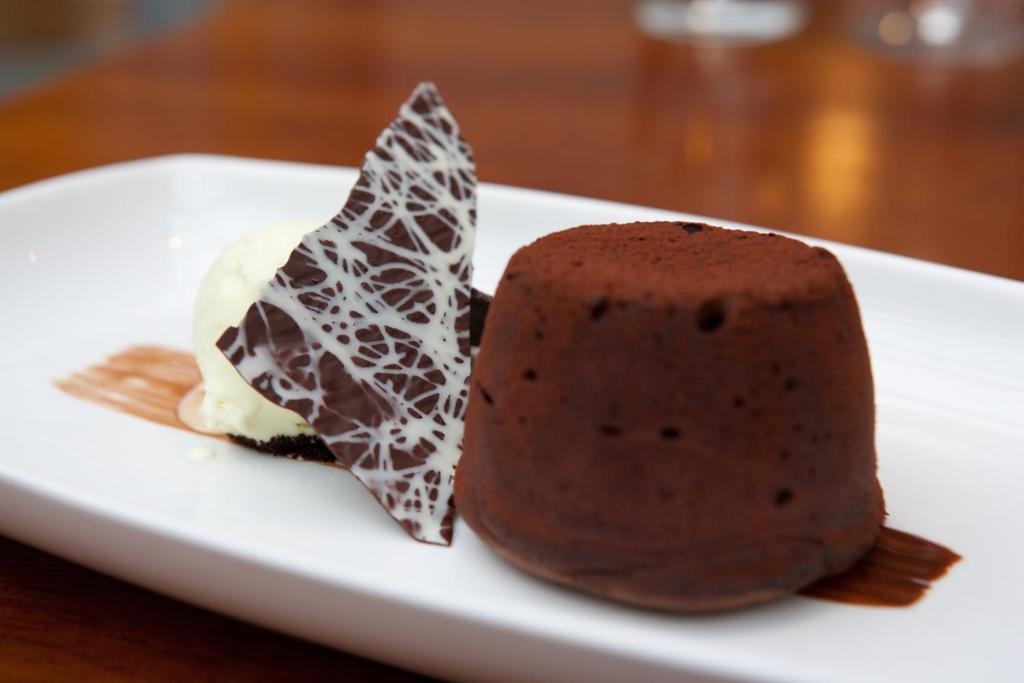 Готель The Three Crowns Чаґфорд Екстер'єр фото Chocolate pudding