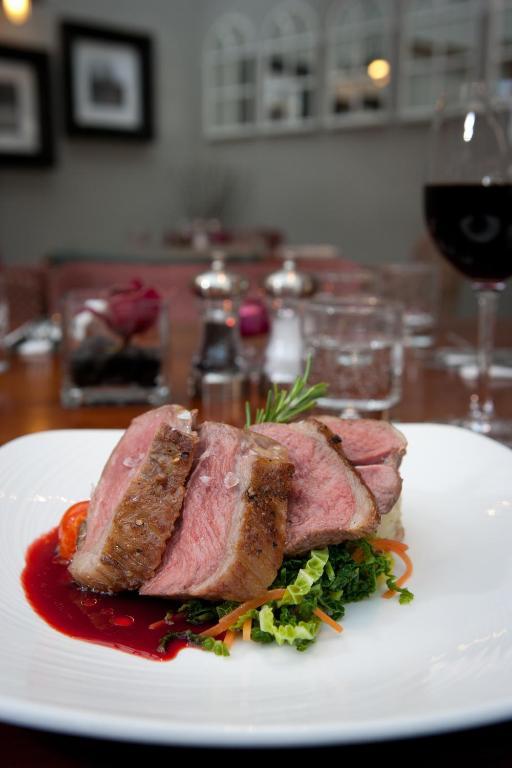 Готель The Three Crowns Чаґфорд Екстер'єр фото A steak prepared medium