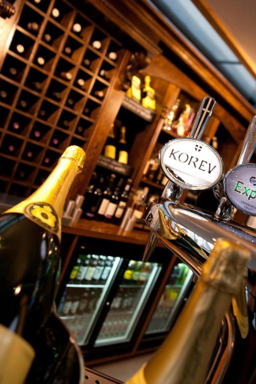 Готель The Three Crowns Чаґфорд Екстер'єр фото A bottle of Korov