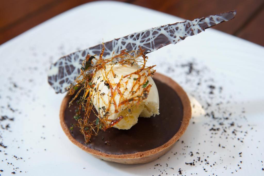 Готель The Three Crowns Чаґфорд Екстер'єр фото A chocolate dessert