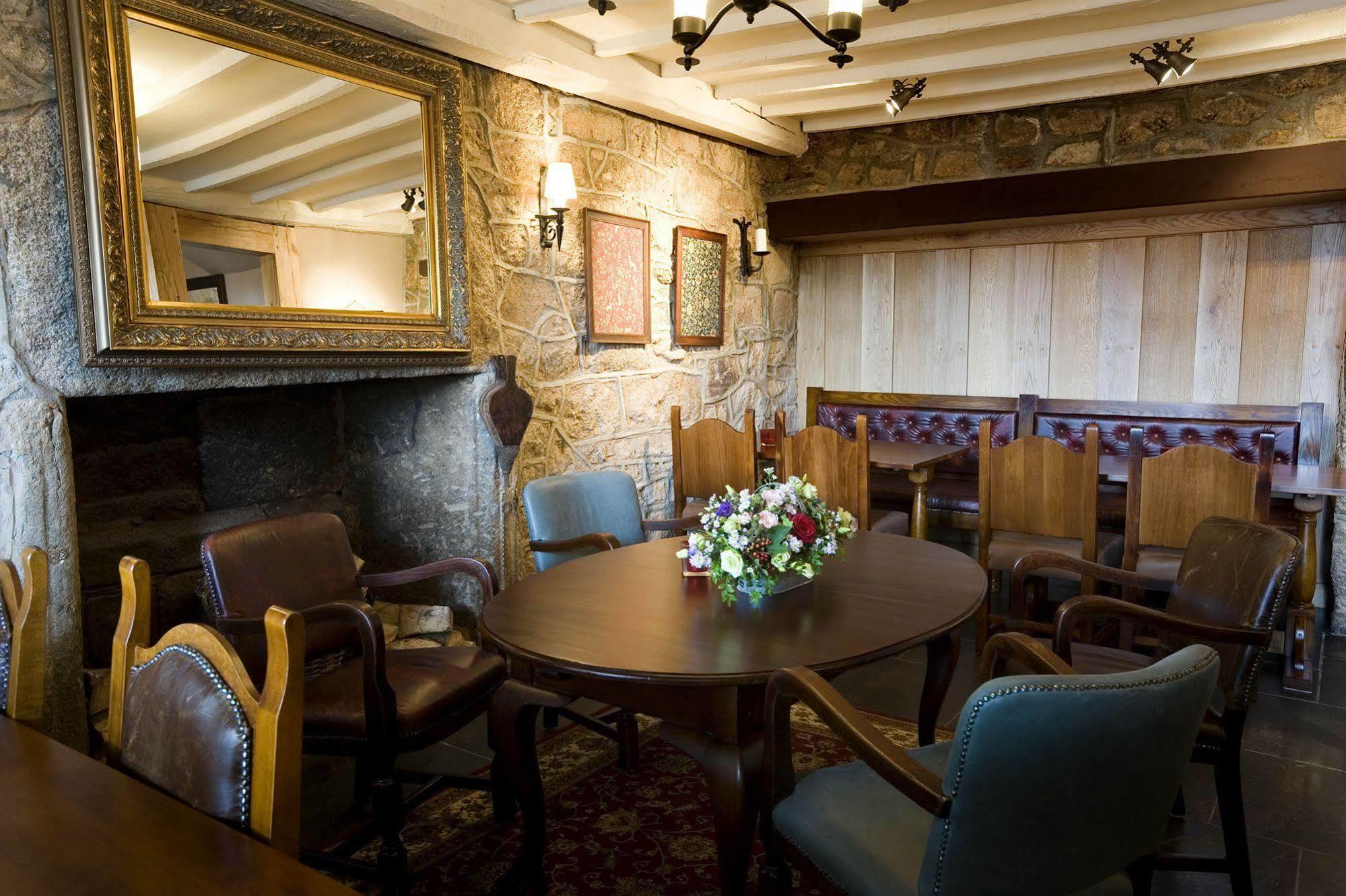 Готель The Three Crowns Чаґфорд Екстер'єр фото The interior of the restaurant